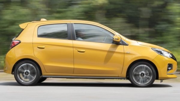 В България същият модел се предлага под името Space Star и само допреди година и половина можеше да се купи за малко над 20,000 лева. 
Сега обаче обновеният модел започва от 37 990 лева за варианта с ръчни скорости, и от 40,000 лева за варианта със CVT автоматик, който е базов отвъд океана. При това тук задвижването е още по-скромно - 1.2 MIVEC с максимална мощност 71 коня. 
